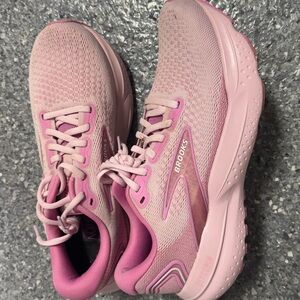 Brooks Women's Athletic Shoes in Light Pink